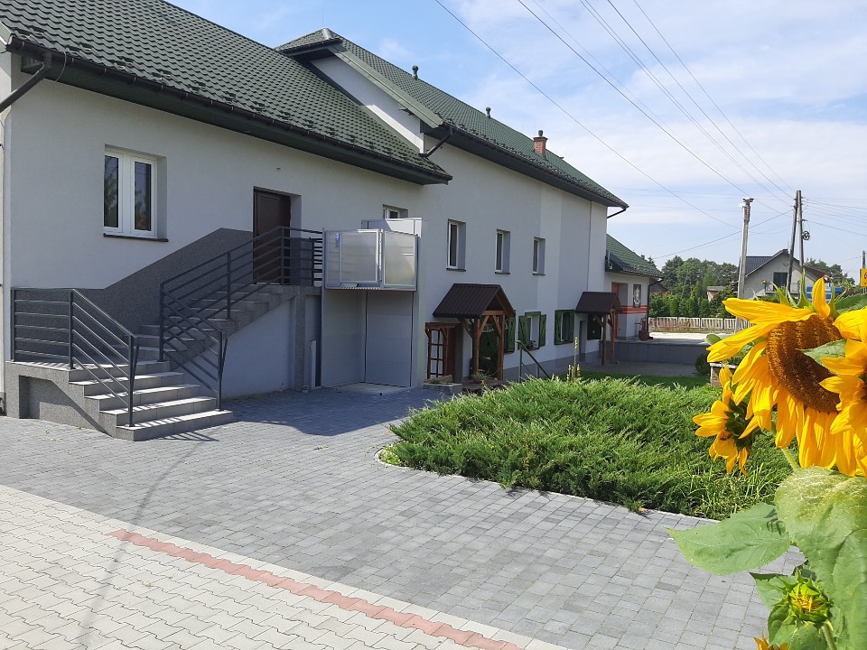 Budynek_świetlicy_w_Bogucicach_Pierwszych_platforma_dla_niepełnosprawnych
