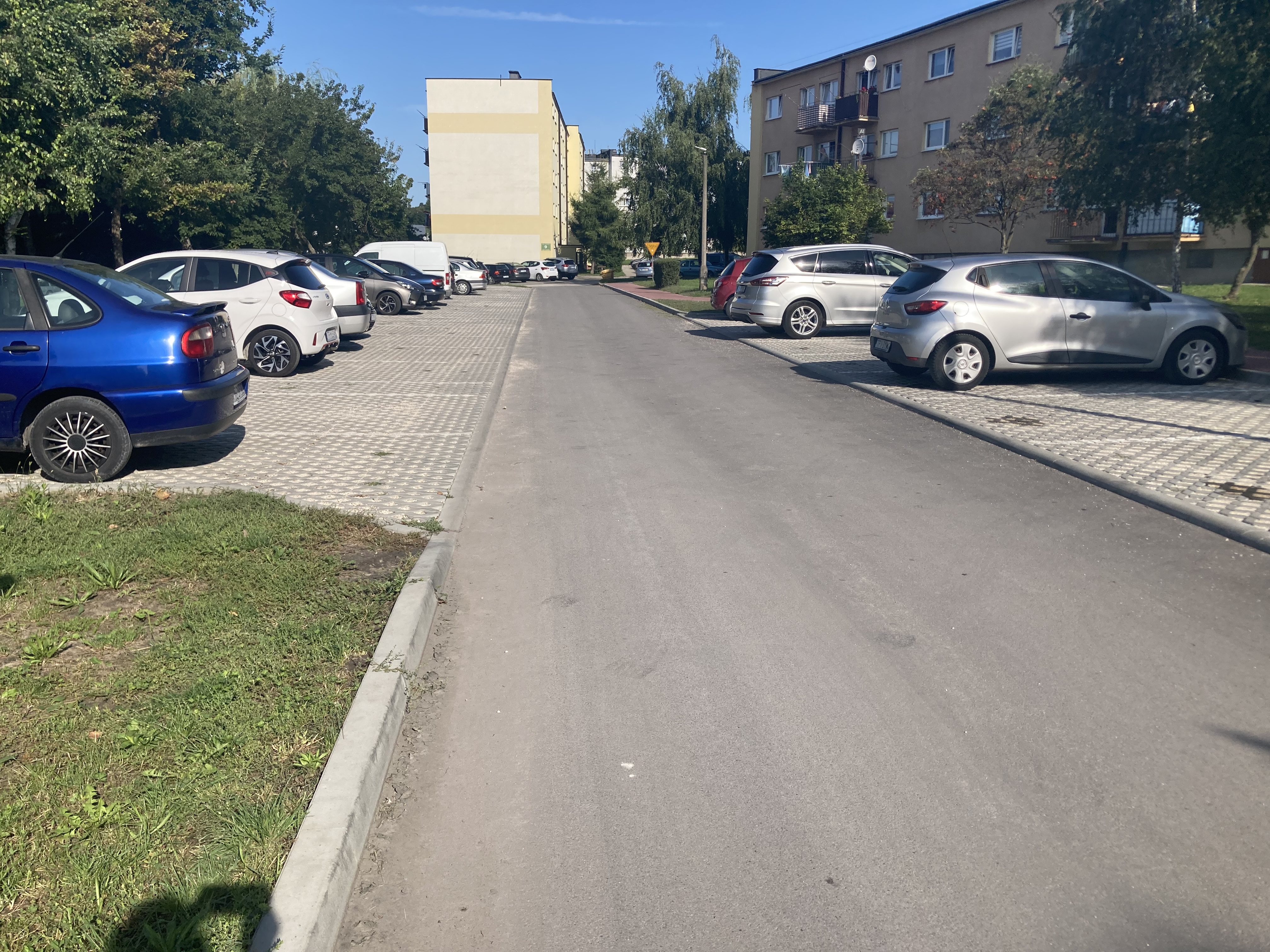 Ulica_Langiewicza_w_Pińczowie_po_remoncie_wraz_z_obustronnymi_parkingami