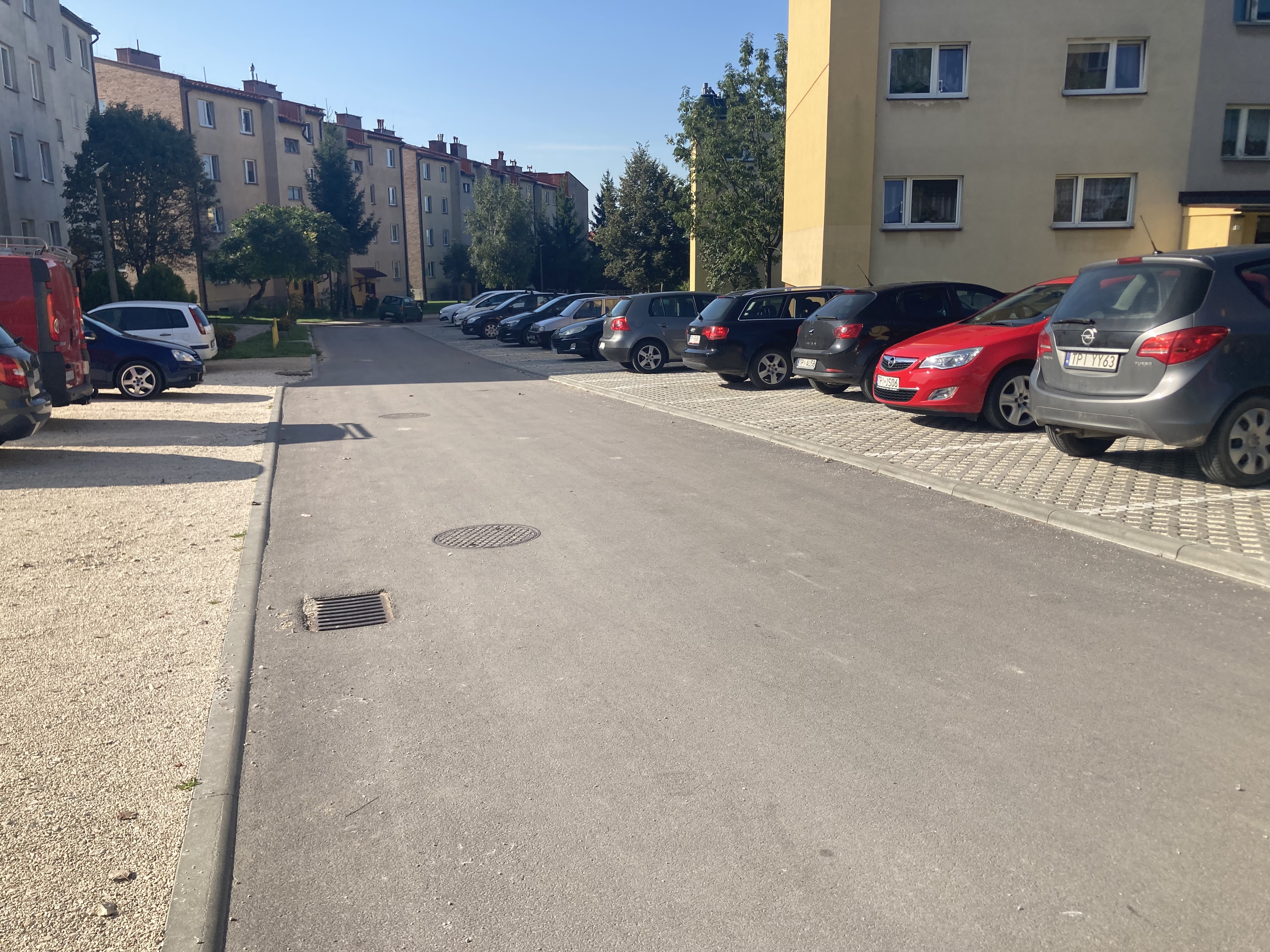 Ulica_Langiewicza_w_Pińczowie_po_remoncie_wraz_z_parkingiem