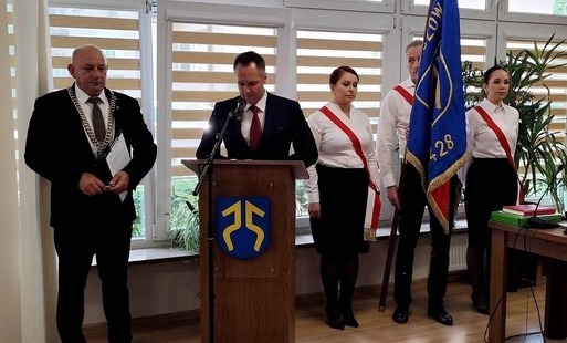 Zdjęcie do Ślubował nowy Burmistrz Miasta i Gminy Pińcz&oacute;w