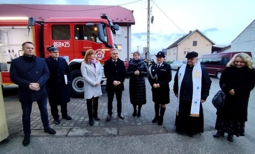 Zdjęcie do Przekazanie nowego wozu ratowniczo - gaśniczego dla jednostki OSP w Koperni