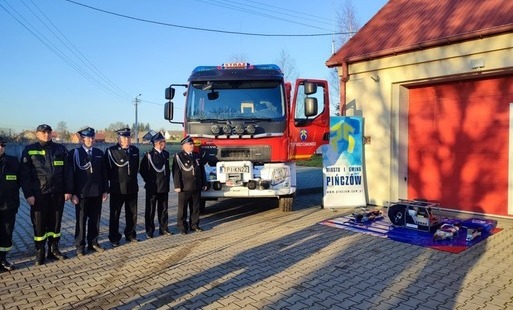 Zdjęcie do Jednostka Ochotniczej Straży Pożarnej w Krzyżanowicach otrzymała wczoraj zestaw hydrauliczny. Odbyło się jego uroczyste przekazanie 